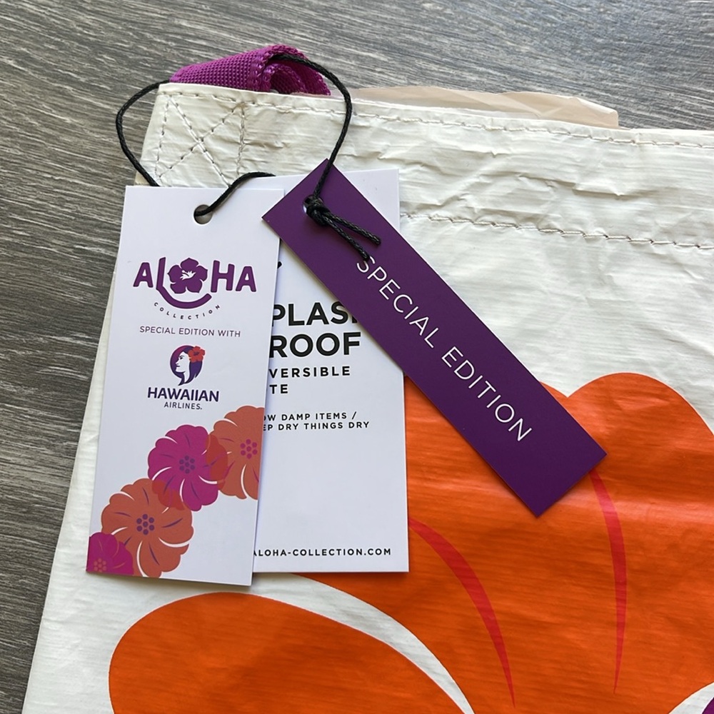 Aloha Collection x Hawaiian Airlines Reversible Tote, Vintage Pualani - Picture 4 of 12